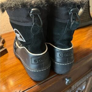 SOREL snow boots-very gently worn. See pics.